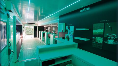 Camion showroom pouvant accueillir un grand nombre de clients