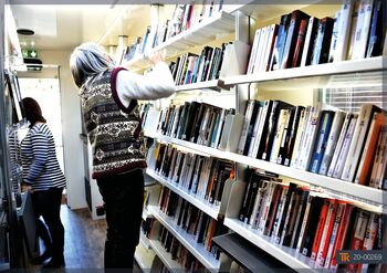 Un bibliobus complet avec un large choix de livres,, BD, CD, DVD, ...