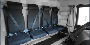 4 sièges confortables avec assises et dossiers individuels