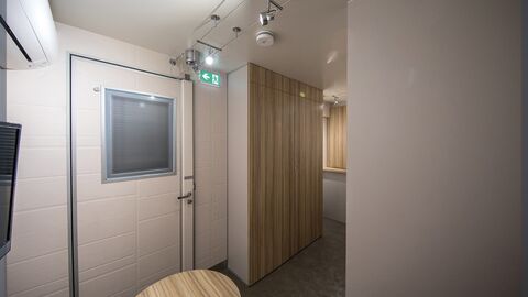 Bureau itinérant doté d’un espace pouvant accueillir individuellement chaque usager