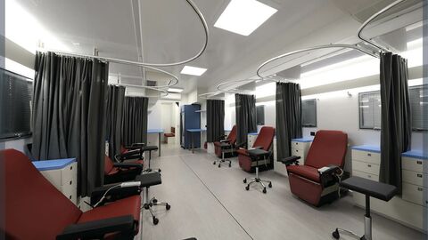 Vaste salle de prélèvement sanguin composée de 8 lits électriques