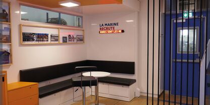 Espace recrutement à l'intérieur du car podium de la Marine Nationale
