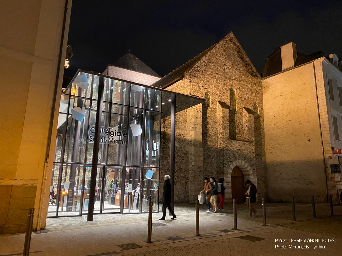 Un plafond miroir pour le nouveau hall d'accueil de la Collégiale Saint-Martin à Angers