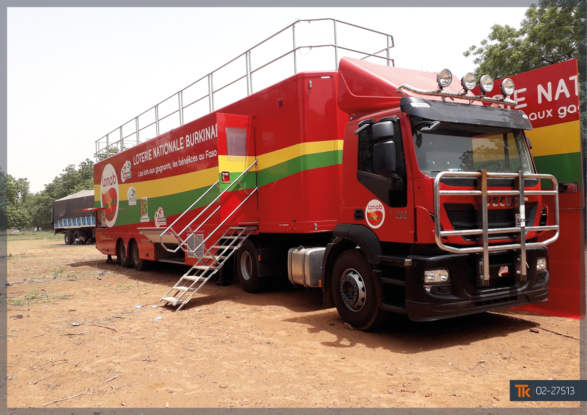Camion podium Lonab sillonnant les routes du Burkina Faso