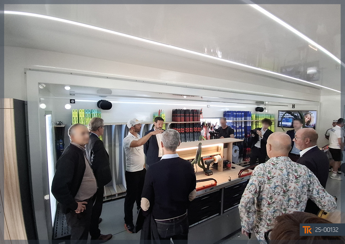 Aménagement intérieur du camion atelier mobile avec poste de fartage et rangements dédiés aux skis