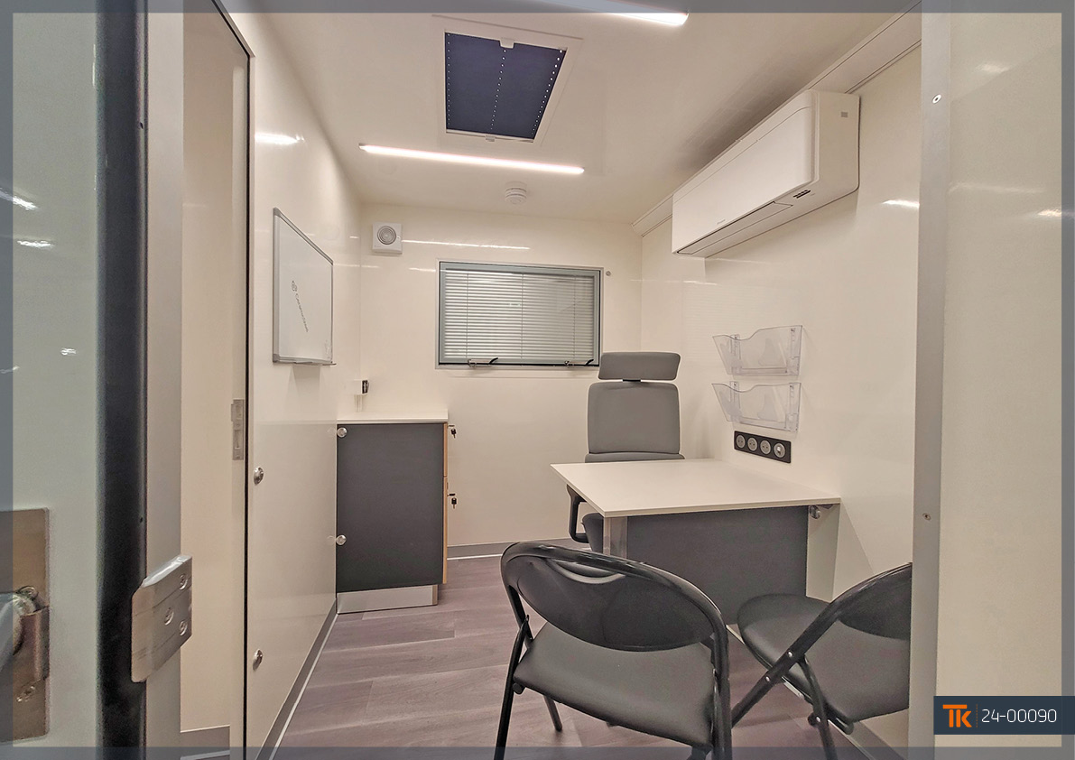 Un bureau individuel au sein de l'unité mobile pour des entretiens confidentiels Un bureau individuel au sein de l'unité mobile pour des entretiens confidentiels